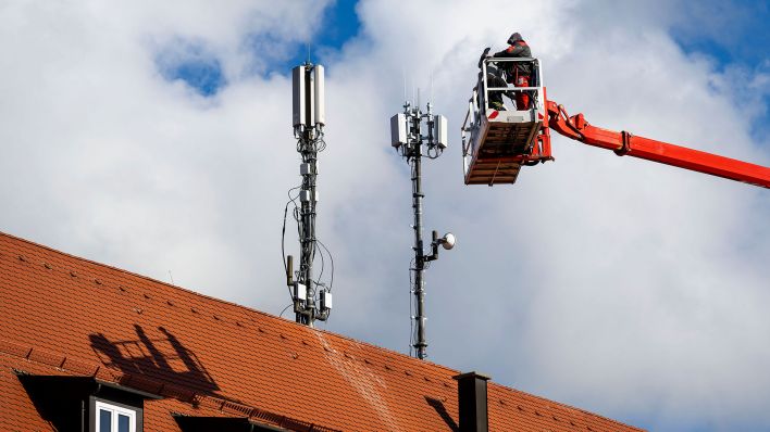 Arbeiten an der LTE-5G-Antenne auf einem Dach (Quelle: dpa/Bernd Feil)