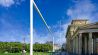 Archivbild: Vor dem Brandenburger Tor steht das "groesste Fussballtor der Welt". Hier wurde Deutschlands groesste Fanmeile zur Fussball-Europameisterschaft im eigenen Land fuer die Fussballfans als Pop-up-Park eingerichtet. (Quelle: dpa/Sulupress)