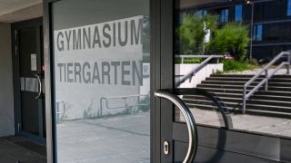 Der Eingang zum Gymnasium Tiergarten in der Altonaer Straße, aufgenommen am 15.07.2024. (Quelle: dpa-Bildfunk/Jens Kalaene)