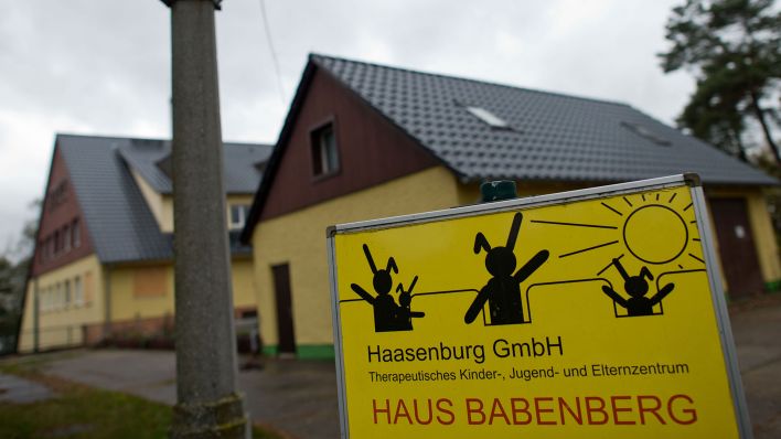 Archivbild: Geschlossen ist das Kinder- und Jugendheim «Haus Babenberg» der Haasenburg GmbH in Jessern (Brandenburg). (Quelle: dpa/Pleul)