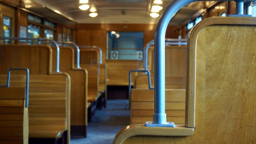 im Deutschen Technikmuseum im Ortsteil Kreuzberg in Berlin befindet sich ein alter S-Bahnwagen mit Sitzen aus Holz, fotografiert am 29.09.2013.