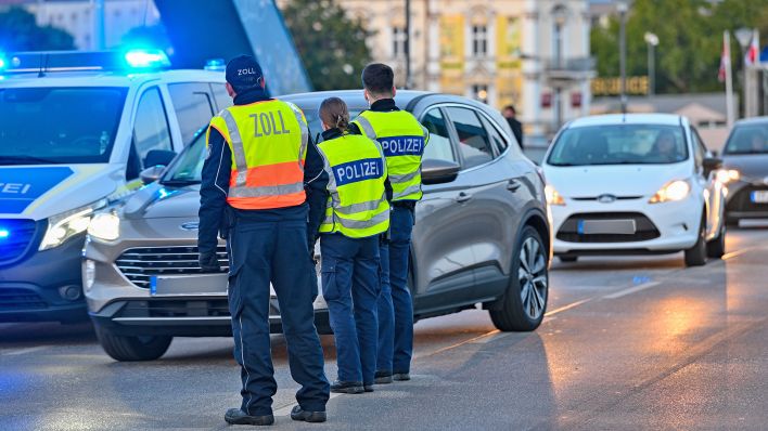 Die Bundespolizei hat am 16.10.2023 am deutsch-polnischen Grenzübergang Stadtbrücke zwischen Frankfurt (Oder) und Slubice mit festen Kontrollen begonnen. (Quelle: Picture Alliance/Patrick Pleul)