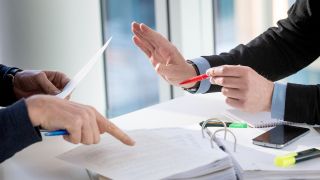 Symbolbild: Die Geschäftsführung diskutiert während eines Meetings. (Quelle: dpa/Zacharie Scheurer)