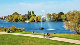 Radfahrer in Potsdam.(Quelle: picture alliance/K-H Spremberg/Shotshop)