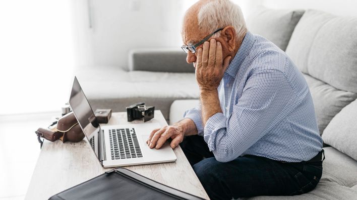 Symbolbild: Ein Senior arbeitet von Zuhause am Laptop. (Quelle: dpa/Josep Rovirosa)