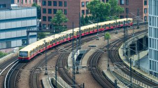 Symbolbild: Ein S-Bahn fährt vom Hauptbahnhof kommend zwischen Gebäuden der Charite und Bürohäusern in Richtung Friedrichstraße. (Quelle: dpa/Stache)