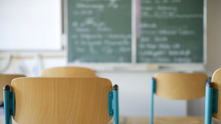 Symbolbild: Stühle sind in einem Klassenzimmer vor einer Tafel auf Tischen hochgestellt. (Quelle: dpa/Chance)