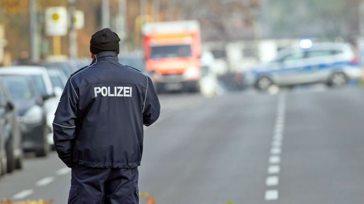 Symbolbild: Ein Polizeibeamter steht am 10.11.2016 in Berlin auf der gesperrten Blaschkoallee. (Quelle: dpa-Bildfunk/Paul Zinken)