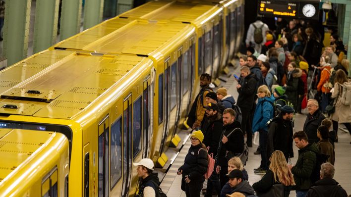 Archivbild: Menschen warten am Alexanderplatz auf die U-Bahn. (Quelle: dpa/Sommer)