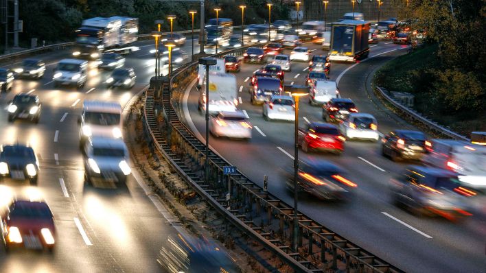 Symbolbild: Dichter Verkehr herrscht auf der Autobahn A100, am 23.11.2020. (Quelle: Picture Alliance/Jochen Eckel)