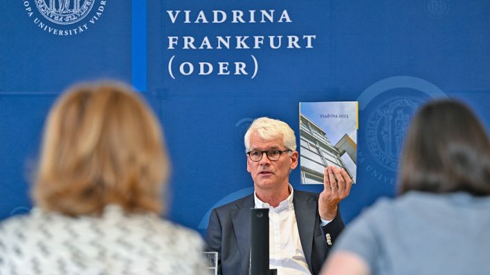 Eduard Mühle, Präsident der Europa-Universität Viadrina, stellt auf einer Pressekonferenz den Jahresbericht der Hochschule vor. (Quelle: picture alliance/dpa/Patrick Pleul)