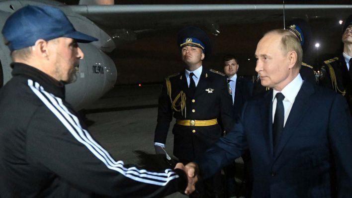 Putin begrüßt Vadim Krasikow in Moskau (Quelle: dpa/Voskresensky)