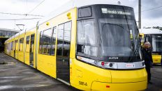 Der "Urbanliner" steht bei der Präsentation der neuen Straßenbahn-Generation der Berliner Verkehrsbetriebe auf dem BVG-Betriebshof Lichtenberg vor der Halle (Quelle: dpa/Bernd von Jutrczenka).