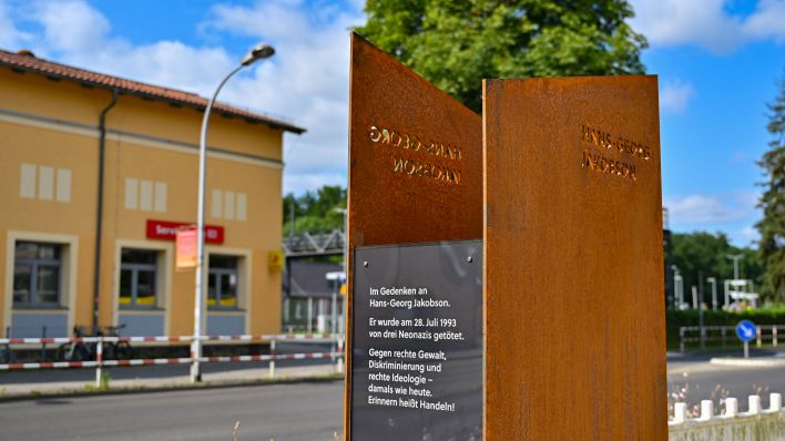 Das neue Denkmal am Bahnhof Strausberg für das Neonazi-Opfer Hans-Georg Jakobson (Bild: dpa / Patrick Pleul)