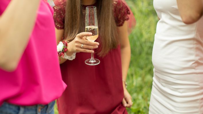 Symbolbild: Ein Mädchen hält am 03.07.2021 ein Sektglas in der Hand. (Quelle: Imago Images)