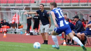 Hertha-Trainer Christian Fiel gibt seiner Mannschaft während des Testspiels in Erfurt Anweisungen. Quelle: imago images/Contrast