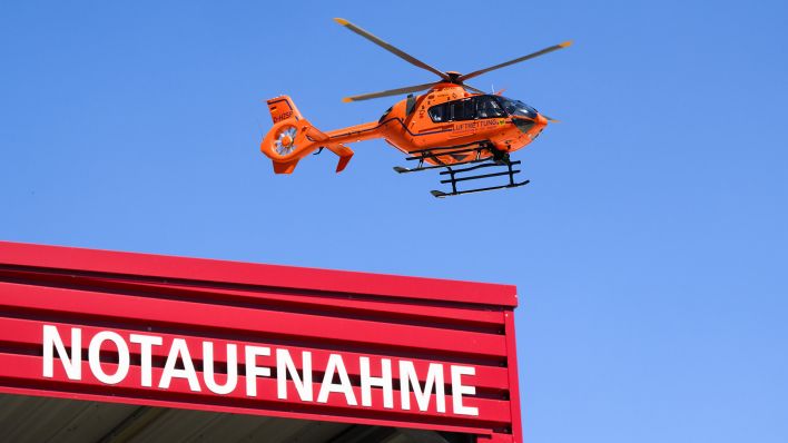 Symbolbild: Ein Rettungshubschrauber der Luftrettung fliegt über der Notaufnahme. (Quelle: dpa/Stratenschulte)