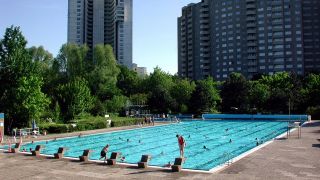 Sommerbad Gropiusstadt in Berlin-Neukölln. (Quelle: imago images/Lambert)