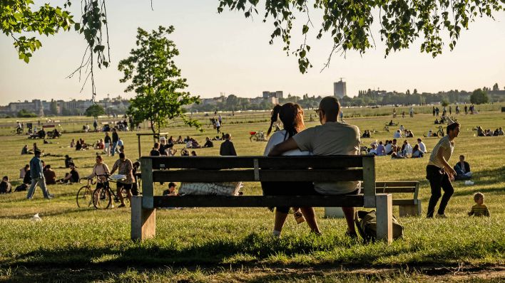 Archivbild:Menschen geniessen einen sonnigen Tag am Tempelhofer Feld am 12.05.2024.(Quelle:imago images/E.Contini)