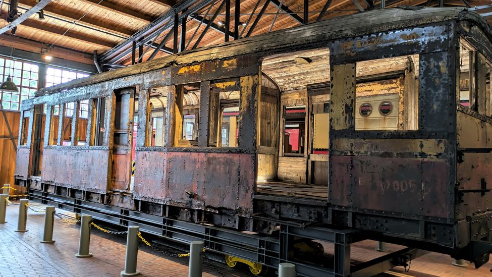 Das Fragment des einzigen originalen S-Bahn-Triebwagens aus der ersten Fahrzeugserie von 1924, der Bauart „Bernau“. SDTB / Foto: Steffi Hengs