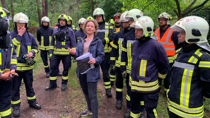 Die Stadt Beelitz entschließt, ein umfangreiches Waldbrandschutzkonzept zu erstellen. Federführend ist dabei die Feuermanagerin Juliane Baumann. (Quelle: rbb/Piwon)