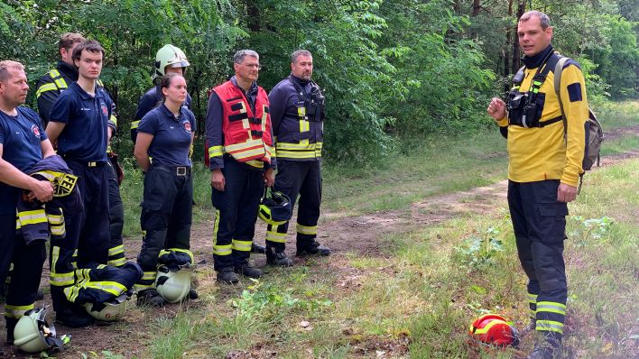 Die Stadt Beelitz entschließt, ein umfangreiches Waldbrandschutzkonzept zu erstellen. Federführend ist dabei die Feuermanagerin Juliane Baumann. (Quelle: rbb/Piwon)