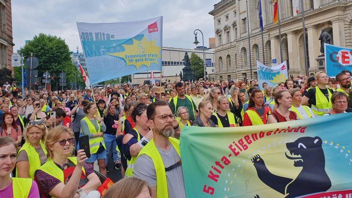 Teilnehmende einer Kita-Demonstration von verdi am 12.07.2024. (Quell:rbb/Oda Tischewski)