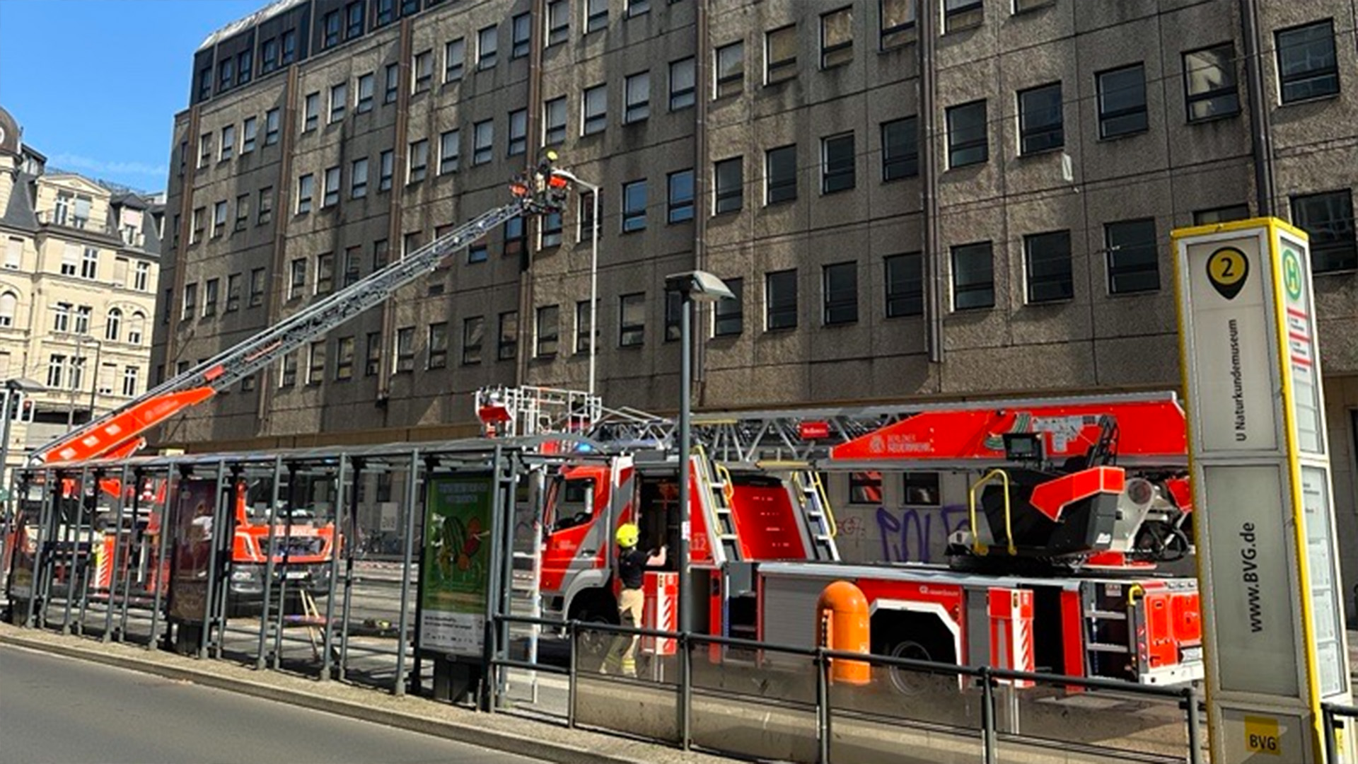 Von einem Gebäude der Humboldt-Uni in der Invalidenstraße sind Fassadenteile gestürzt. Der Tram-Verkehr ist unterbrochen. (Quelle: rbb)