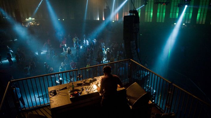 Archivbild: Ein DJ legt am Samstag (12.06.2010) auf dem Summer-Rave im ehemaligen Stadtflughafen Tempelhof in Berlin Musik auf. (Quelle: dpa/Klaus-Dietmar Gabbert)