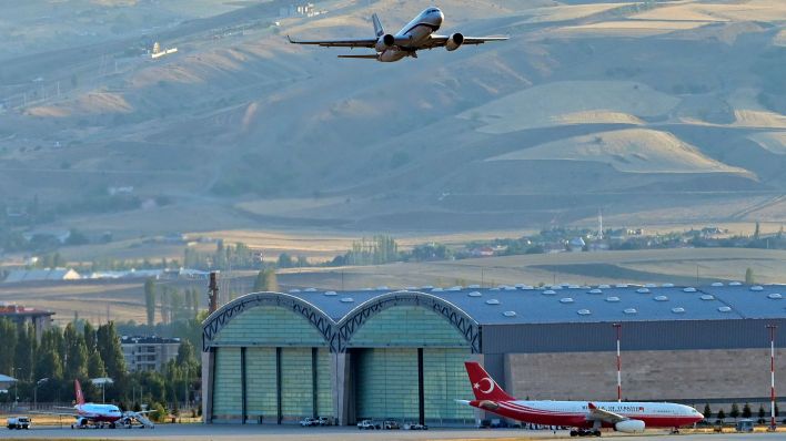 Ein russisches Flugzeug das vermutlich aus Russland kommende Gefangene transportiert, verlässt den Flughafen von Ankara. (Quelle: dpa/AP)