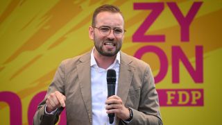 Archivbild: Zyon Braun, Landesvorsitzender und Spitzenkandidat der Brandenburger FDP, spricht beim Wahlkampfauftakt der FDP zur Landtagswahl in Brandenburg. (Quelle: dpa/Jutrczenka)