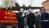 Archivbild: Verkleidete Demonstranten protestieren am Donnerstag (14.04.2005) in Potsdam gegen die Grundsteinlegung für den Wiederaufbau der Garnisonkirche. (Quelle: dpa/Hanschke)