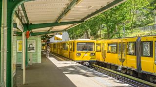 Eine U-Bahn der BVG hält am Bahnhof Krumme Lanke in Berlin-Zehlendorf (Quelle: dpa/Schoening)