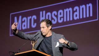 Archivbild: Marc Hosemann, Schauspieler und Preisträger des Ernst-Lubitsch-Preises 2024, spricht bei der Verleihung des Ernst-Lubitsch-Preises 2024 im Zoo Palast. (Quelle: dpa/Soeder)