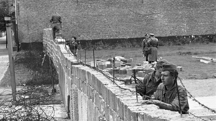 Archivbild: Polizisten sichern den Mauerbau 1961 in Ostberlin. (Quelle: dpa/Reichert)