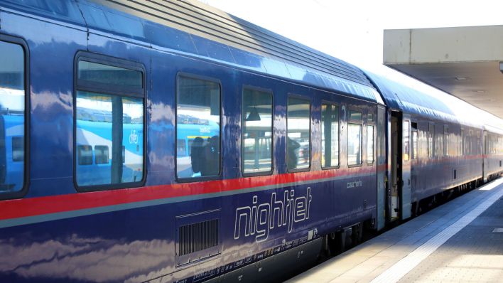 Ein Nachtzug imk Bahnhof (Quelle: picture alliance/pressefoto_korb/Micha Korb)