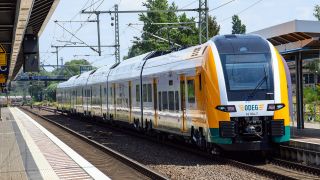 Archivbild: Ein neuer Zug der Ostdeutschen Eisenbahn GmbH (ODEG) vom Typ „Desiro HC“ steht auf Gleis 4 des Hauptbahnhofs. (Quelle: dpa/Stache)