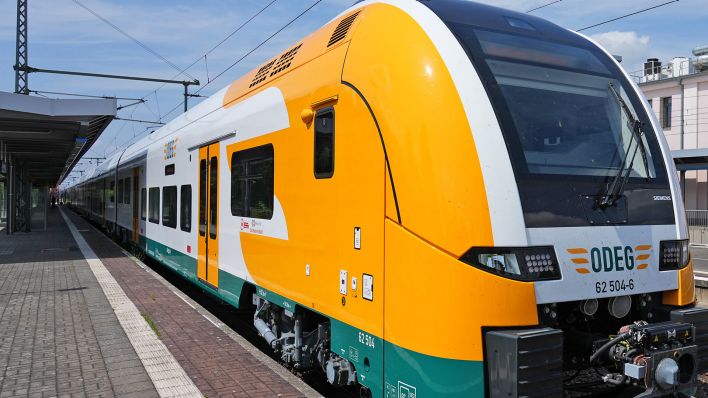 Symbolbild:Ein ODEG-Zug steht an einem Bahnhof.(Quelle:picture alliance/dpa/S.Stache)