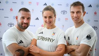 Para-Sportler Robert Förstemann, Elena Semechin und Thomas Ulbricht posieren mit verschränkten Armen bei einer Pressekonferenz nach ihrer Nominierung für die Paralympics 2024 (Bild: picture alliance/dpa/Bernd von Jutrczenka)