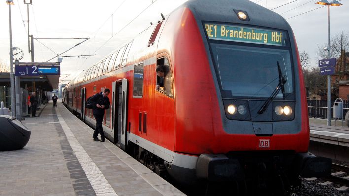 Archivbild: Der Regionalzug nach Brandenburg hält in Erkner auf dem zweiten 210 Meter langen Regionalbahnsteig in Richtung Berlin. (Quelle: dpa/Settnik)