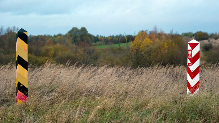 Fast nebeneinander stehen ein deutscher und ein polnischer Grenzpfeiler in der nordöstlichen Uckermark nahe dem Dorf Rosow (Brandenburg), aufgenommen am 07.11.2012.