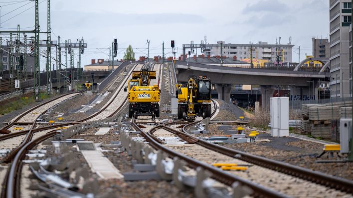 Baufahrzeuge stehen am 05.04.2024 in der Nähe des Berliner Hauptbahnhofs auf den Gleisen auf der Baustelle der S21-Bahnstrecke. (Quelle: dpa/Monika Skolimowska)