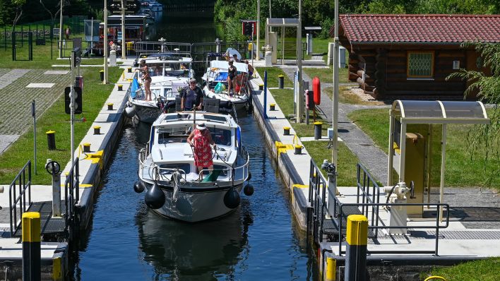 Boote fahren aus der Schleuse Wendisch Rietz. Die Schleuse verbindet den Storkower See mit dem Scharmützelsee (Quelle: dpa/Patrick Pleul).