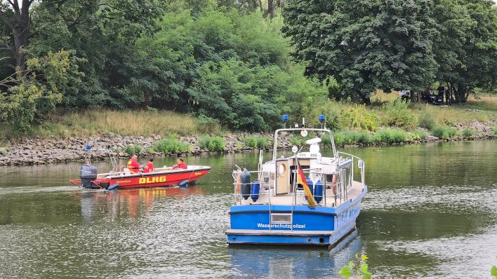 Archivbild: In Brandenburg/Havel fahren Boote der Wasserschutzpolizei und der DLRG auf dem Silokanal, nachdem hier eine Leiche gefunden wurde. (Quelle: dpa/Dettlaff)