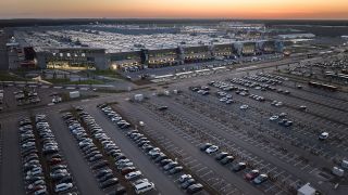 Blick am frühen Morgen auf die Autofabrik Tesla. (Quelle: dpa/Jörg Carstensen)