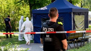 Archivbild: Beamte der Spurensicherung sichern in einem Faltpavillon Spuren an einem Tatort im Kleinen Tiergarten. (Quelle: dpa/Soeder)