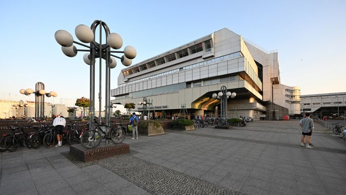 Menschen stehen vor dem Berliner ICC am Funkturm (Quelle: dpa/Soeren Stache).