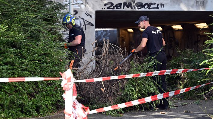 27.08.2024, Nordrhein-Westfalen, Solingen: Polizisten suchen in der Innenstadt von Solingen in der Nähe eine gesperrten Unterführung nach Beweisstücken. (Quelle: dpa/Federico Gambarini)