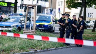 01.08.2024, Berlin: Die Berliner Polizei hat die Straße um den U-Bahnhof Mierendorffplatz nach einem Polizeieinsatz abgesperrt. Polizisten haben in Berlin-Charlottenburg auf eine Frau geschossen. Nach ersten Erkenntnissen der Polizei soll es sich um eine «verhaltensauffällige Person» gehandelt haben. Sie sei verletzt worden, sagte ein Polizeisprecher.(Quelle: dpa/Fabian Sommer)