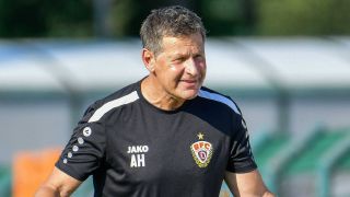 BFC-Trainer Andreas Heraf steht gestikulierend am Spielfeldrand (Quelle: IMAGO / Jan Huebner)